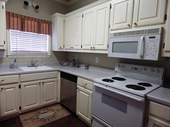 3rd image of 202 Tomlinson Dr APT 7A