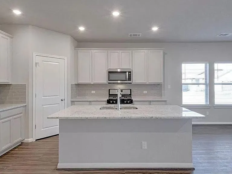 1605 Torre St — Photo 8