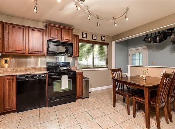 4th image of 2217 Encino Dr