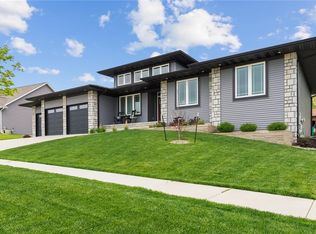 917 Goldenrod Dr, Fairfax, IA 52228