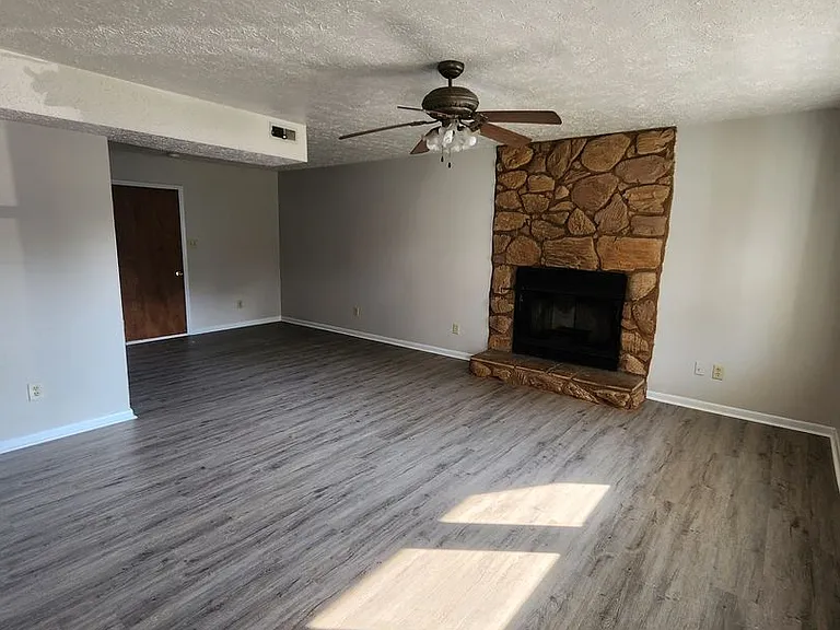 3853 Oak Haven Rd — Photo 2