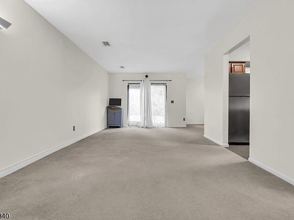 4th image of 11 Cindy Ct