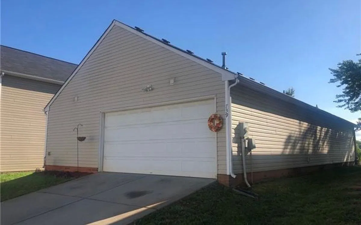 3 bed, 2.0 bath, 1390 sqft, $2,225 — Photo 4