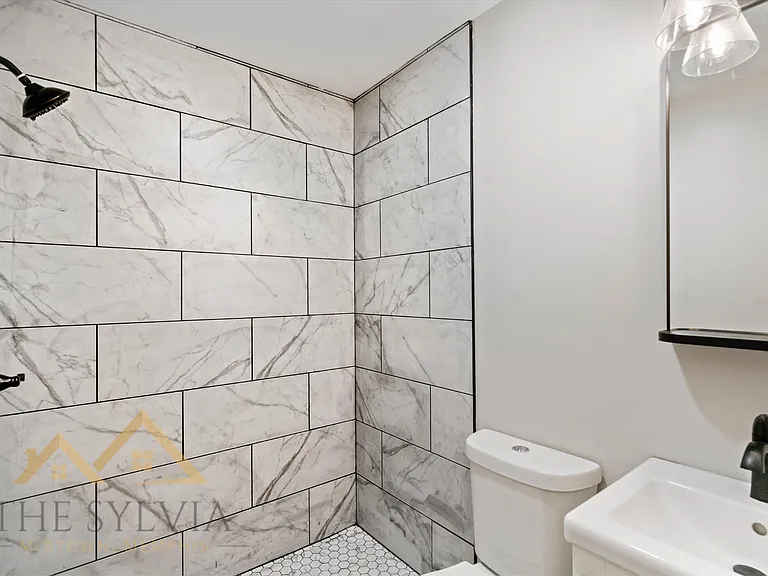 Gorgeous Renovated 1 & 2 Bedroom Apartment @ 1512 Court — Photo 23