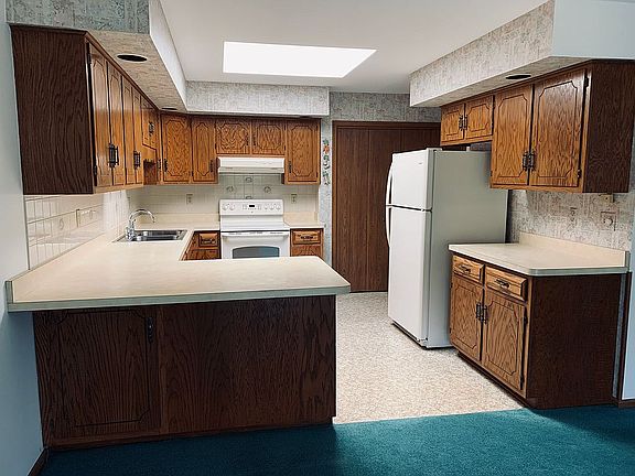 4th image of 104 N Menominee Dr
