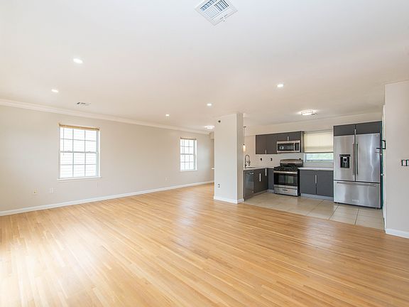 3rd image of 279 Orange St Floor 3
