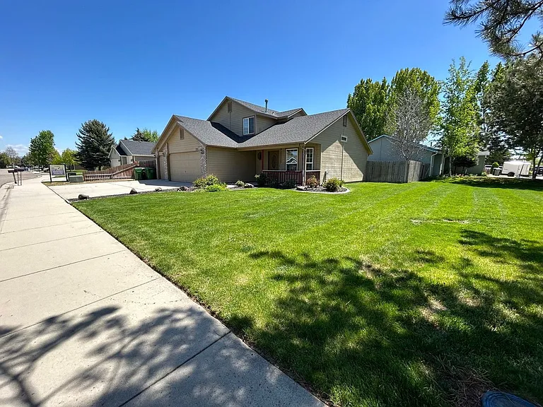 721 E Hawk St — Photo 2