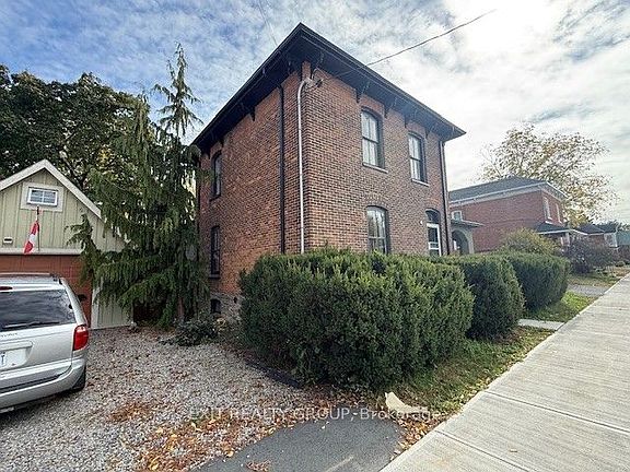 4th image of 368 Picton Main St N