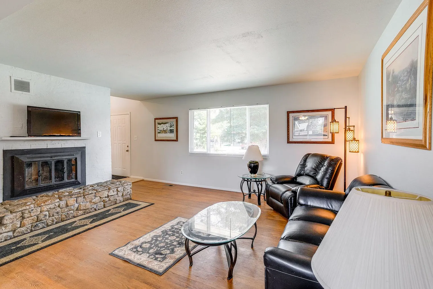 3 bed, 1.0 bath, 1689 sqft, $5,225 — Photo 2