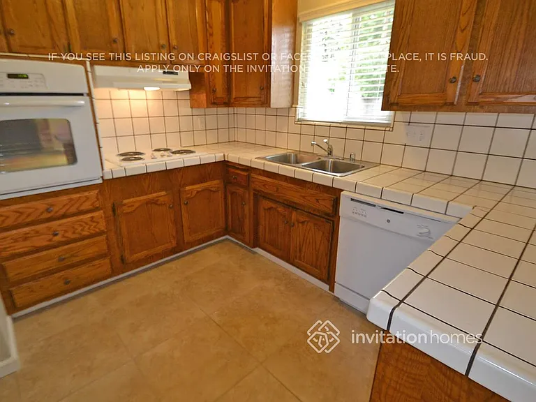 2432 El Rocco Way — Photo 3