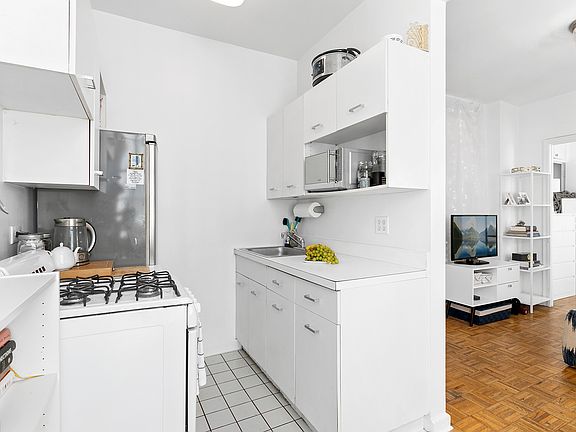 3rd image of 509 E 77th St APT 4G