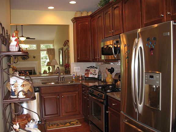 Kitchen,Granite,Upgraded appl. cabinets, Breakfast Bar, Hardwd fl