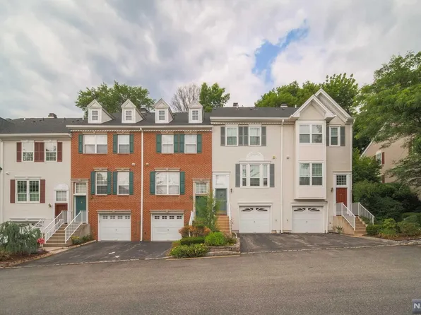 1163 Chedworth Cir, Mahwah, NJ 07430
