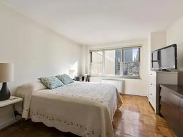 77 West 55th Street image 1 of 8