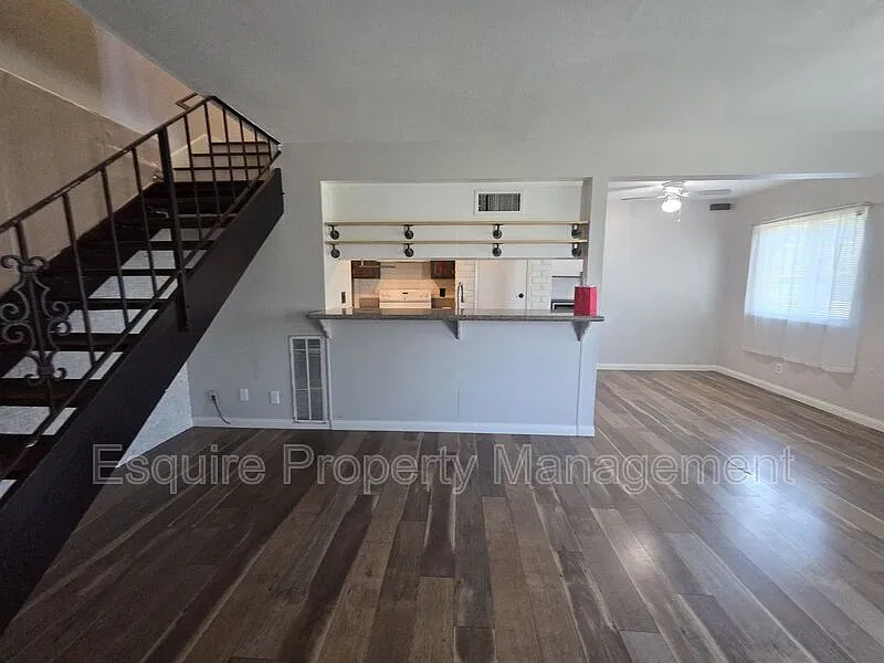 2 bed, 1.0 bath, 882 sqft, $2,300 — Photo 3