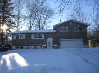 615 Willow Rd, Wauconda, IL 60084