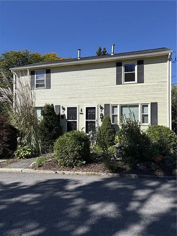 2 bed, 1.0 bath, 936 sqft, $2,050 — Photo 1