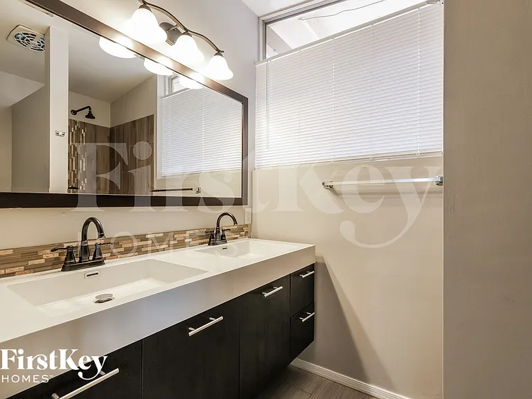 4144 E Almeria Rd — Photo 14