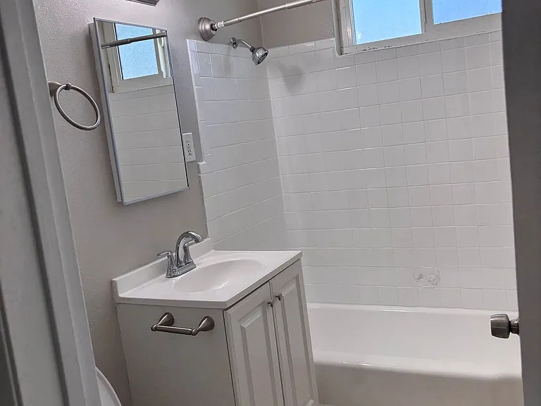Renovated 2 Bedroom 1 Bathroom — Photo 7