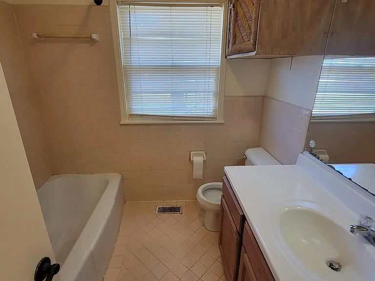 2300 N College Ave — Photo 13