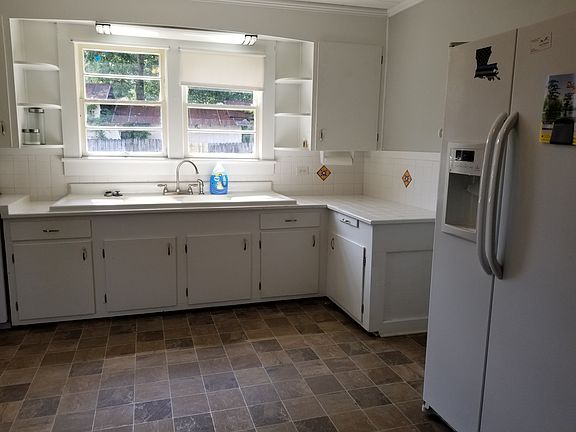 4th image of 1105 6th St