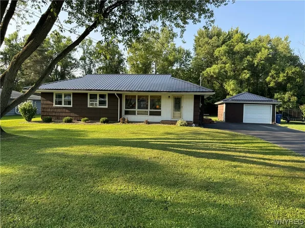 2971 Carney Dr, Sanborn, NY 14132