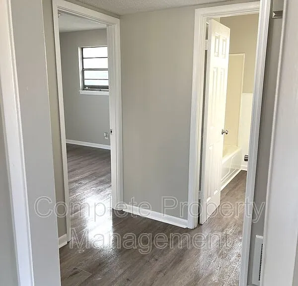 1108 Hall St — Photo 13