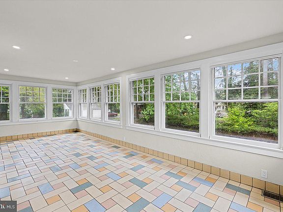 5th image of 215 Browning Rd