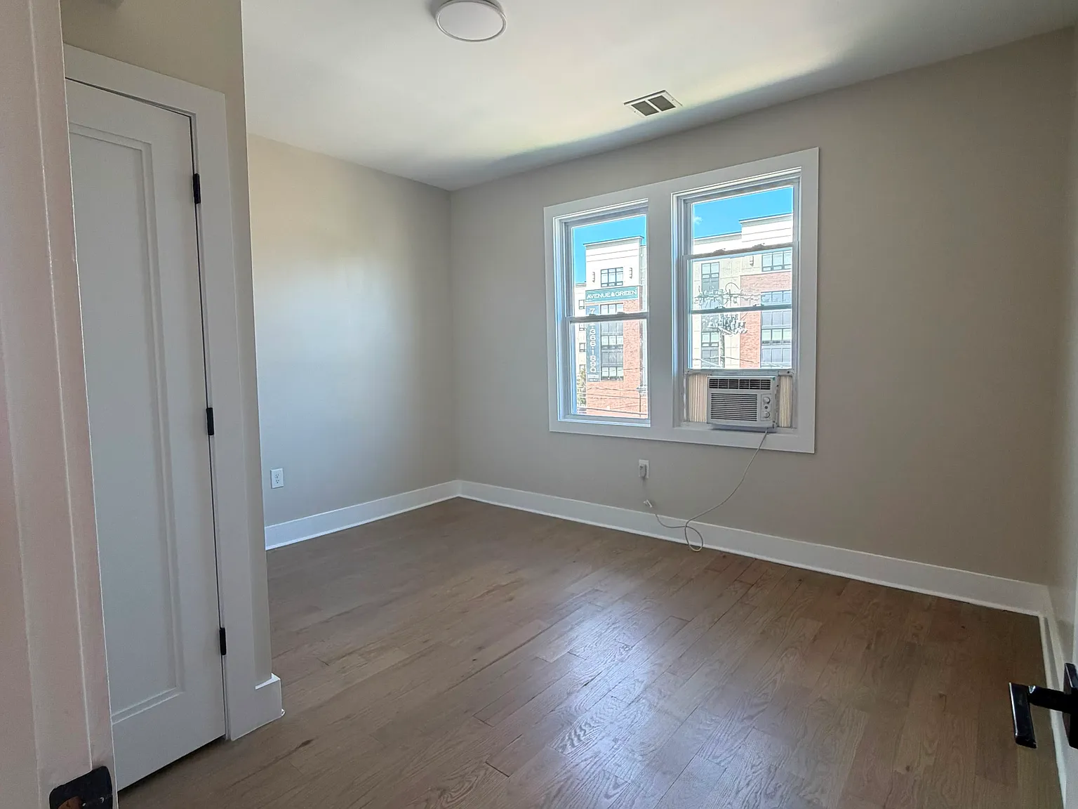 3 bed, 1000 sqft, $2,800 — Photo 4
