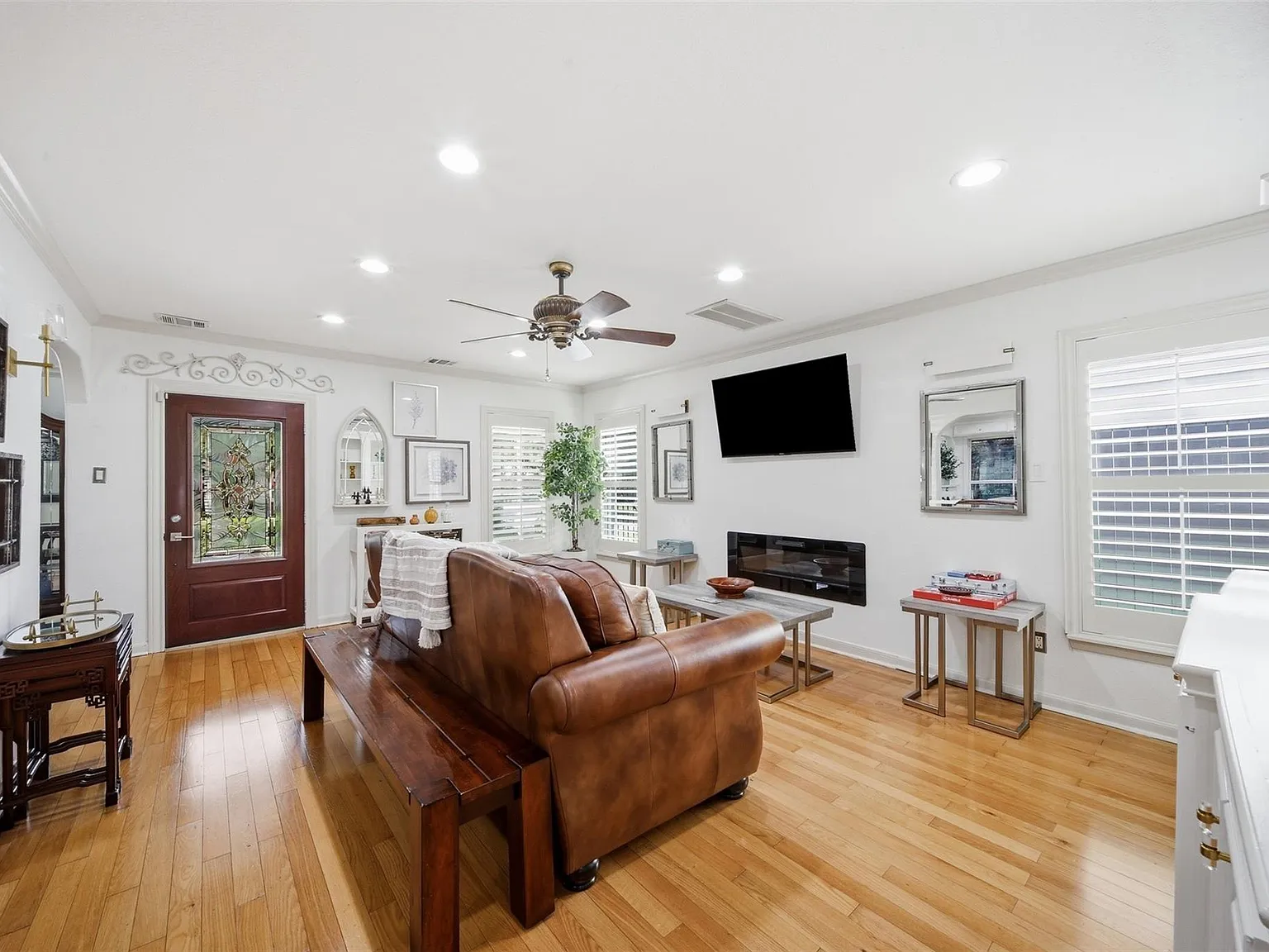 3 bed, 3.5 bath, 2030 sqft, $5,700 — Photo 3