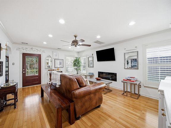 4th image of 1951 Lexington St