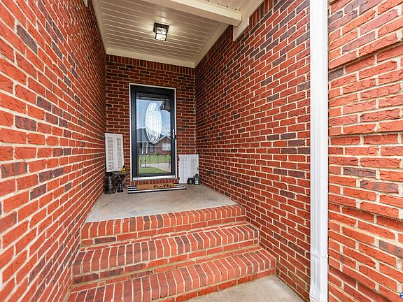 3rd image of 25850 Iron Gate Dr