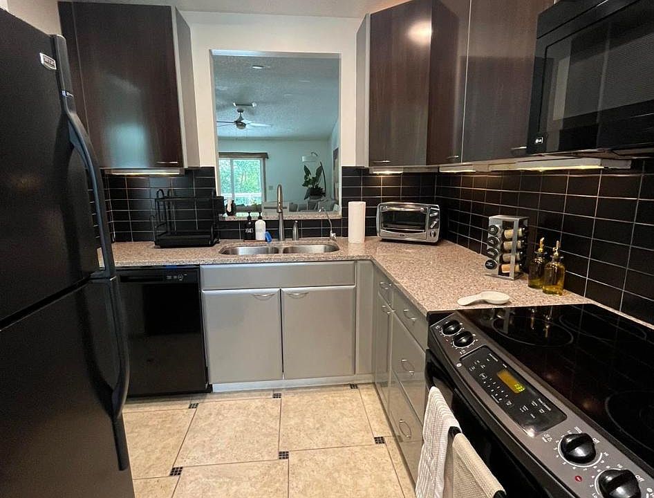 Full kitchen. New dishwasher and recess lighting