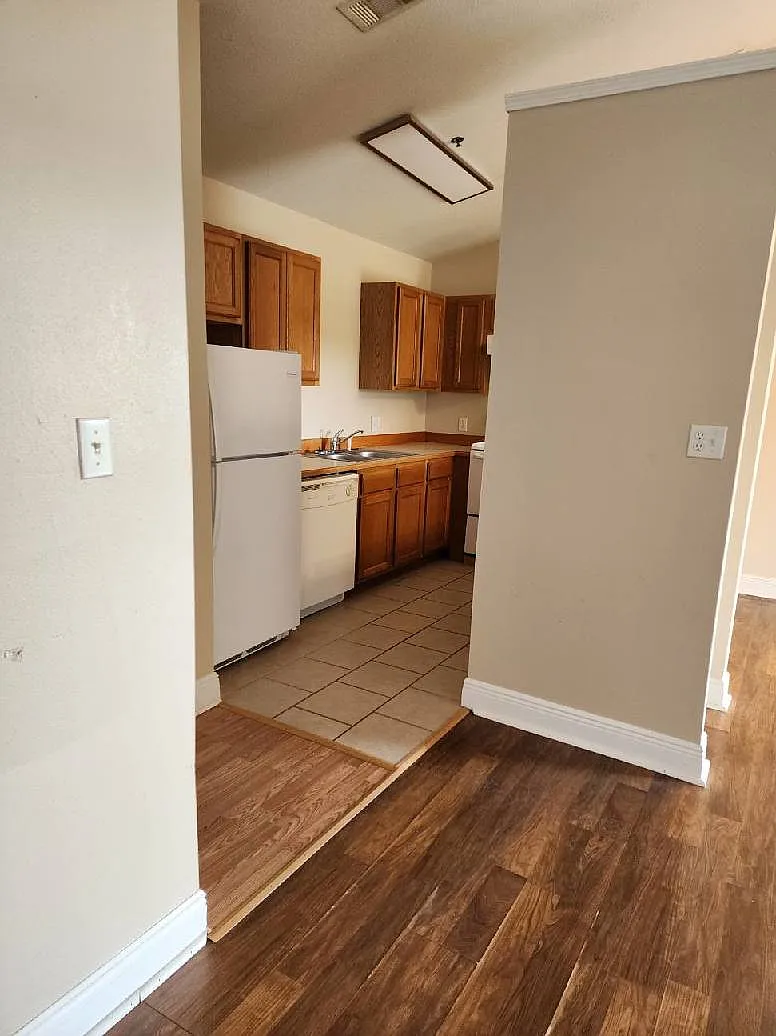 2 bed, 1.5 bath, 1000 sqft, $900 — Photo 3