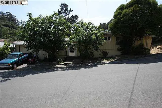 120 Robinson St photo 1