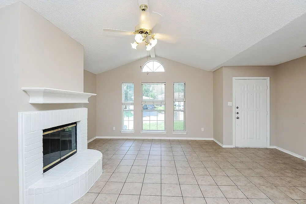 3 bed, 2.0 bath, 1460 sqft, $2,060 — Photo 3