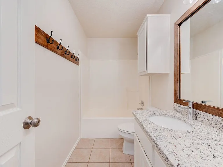 221 Grover Ave — Photo 14