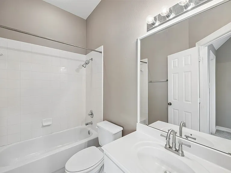 3943 N Hall St — Photo 27