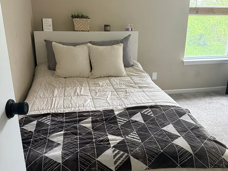 4557 Connaught Dr E — Photo 16