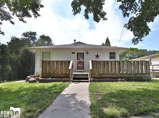 809 E Eldora Ave, Weeping Water, NE 68463