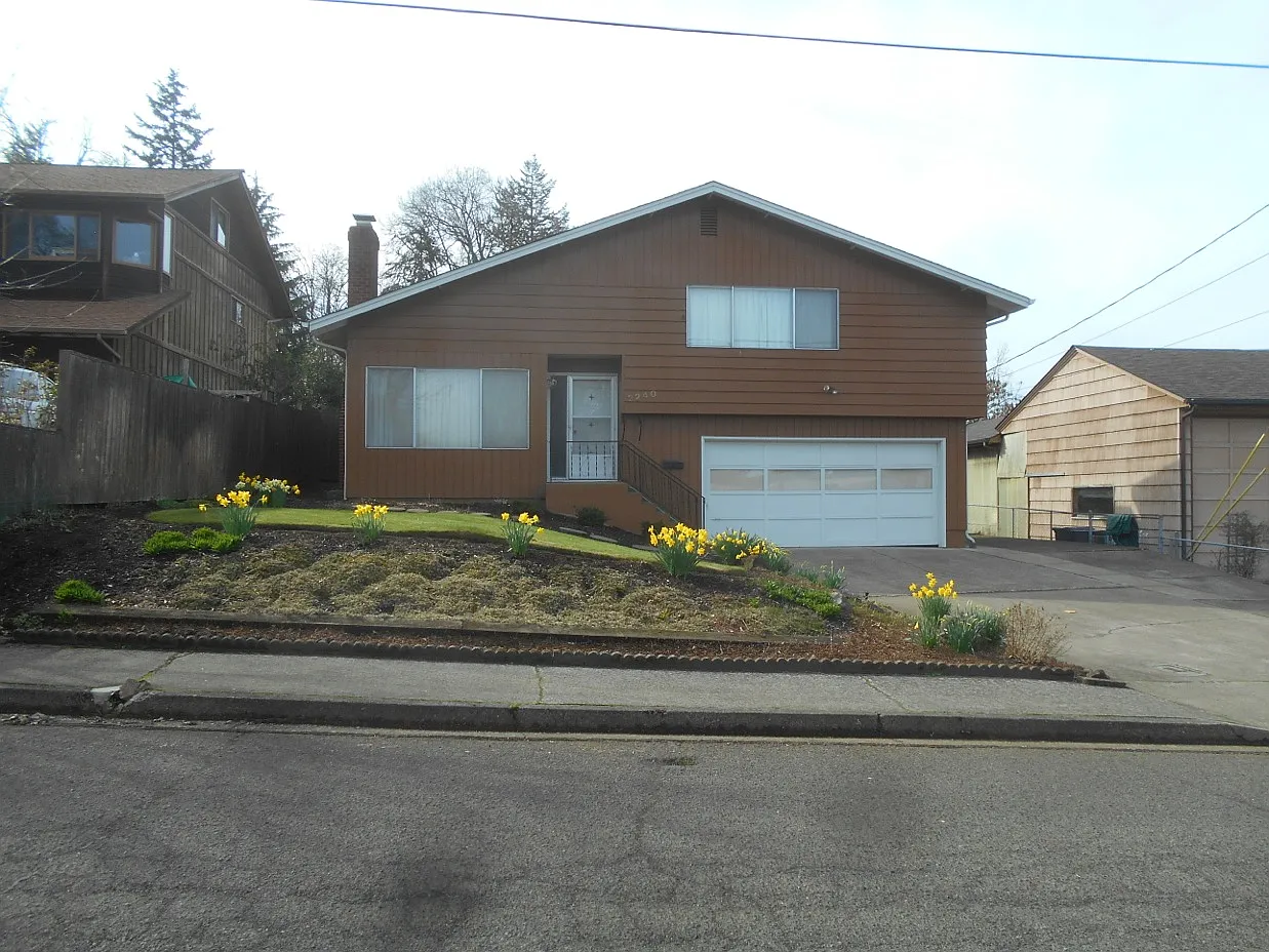 2240 Grant St photo 1