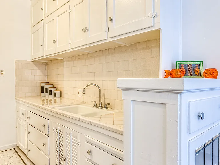 600 S Burnside Ave #4 — Photo 43