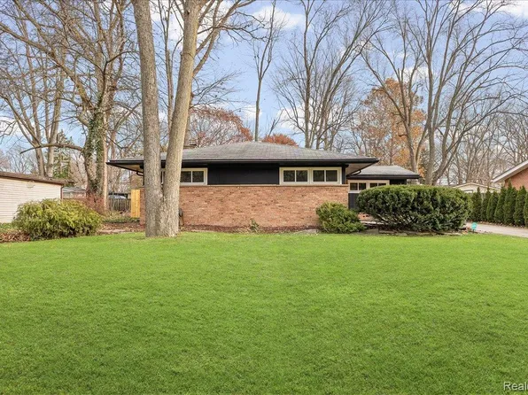29856 Chelmsford Rd, Southfield, MI 48076
