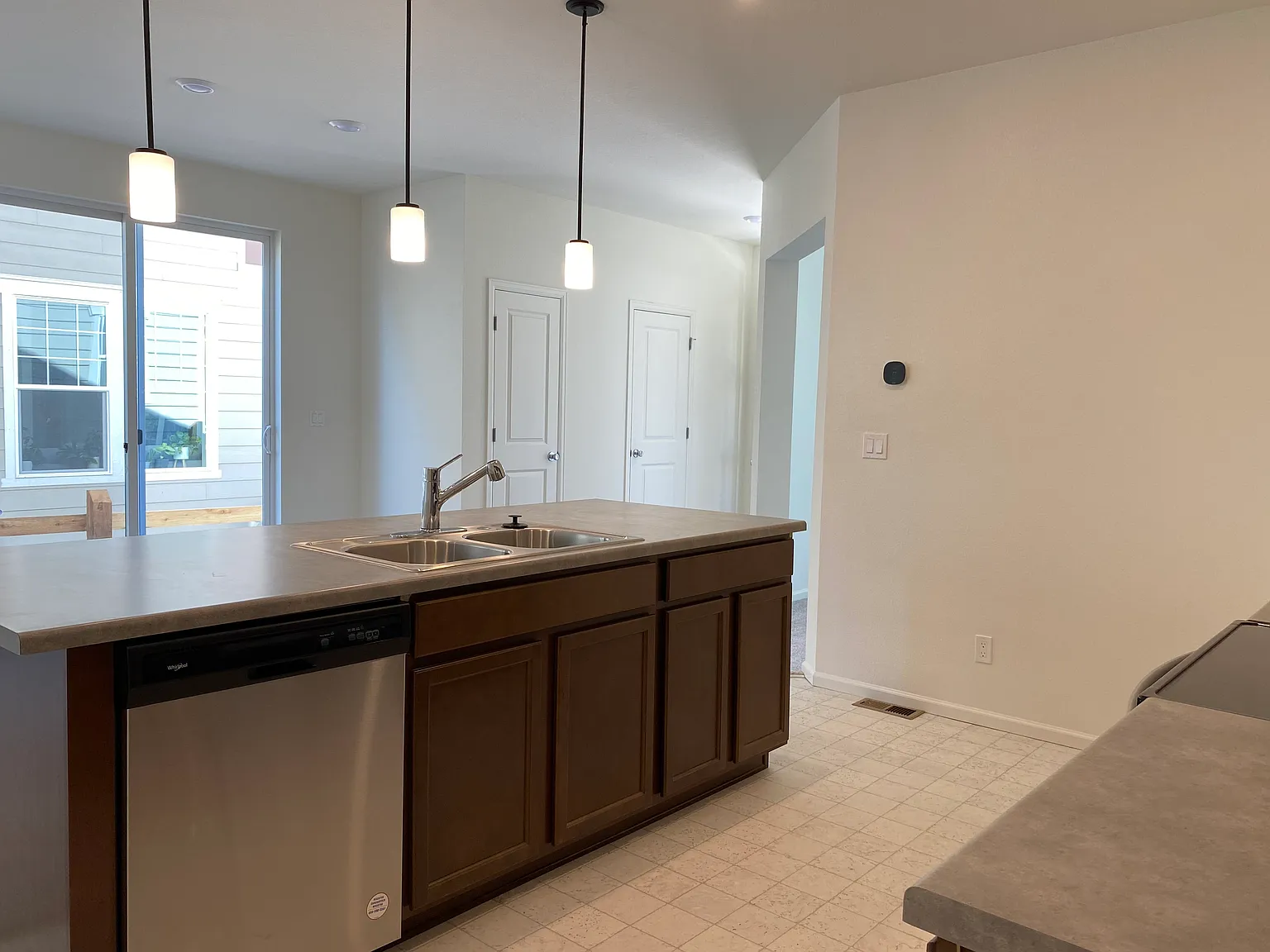 3 bed, 2.5 bath, 2631 sqft, $2,995 — Photo 4