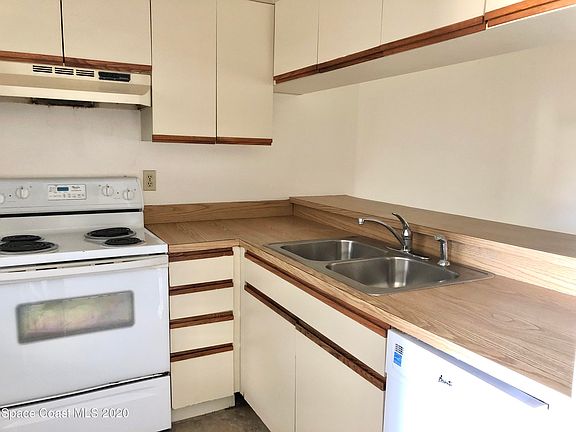 3rd image of 3013 Sir Hamilton Cir #3010