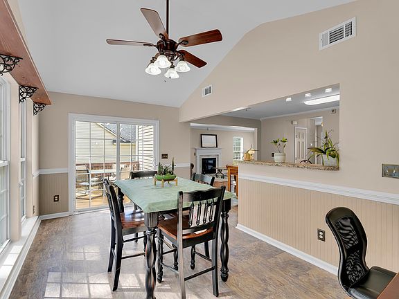 3rd image of 415 Scarlet Oak Dr