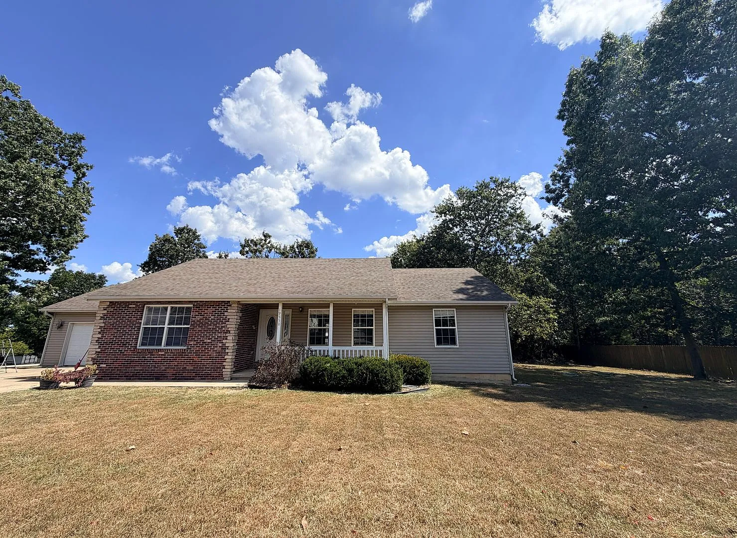 Lovely 3 Bedroom, 2 Bathroom Home! — Photo 2