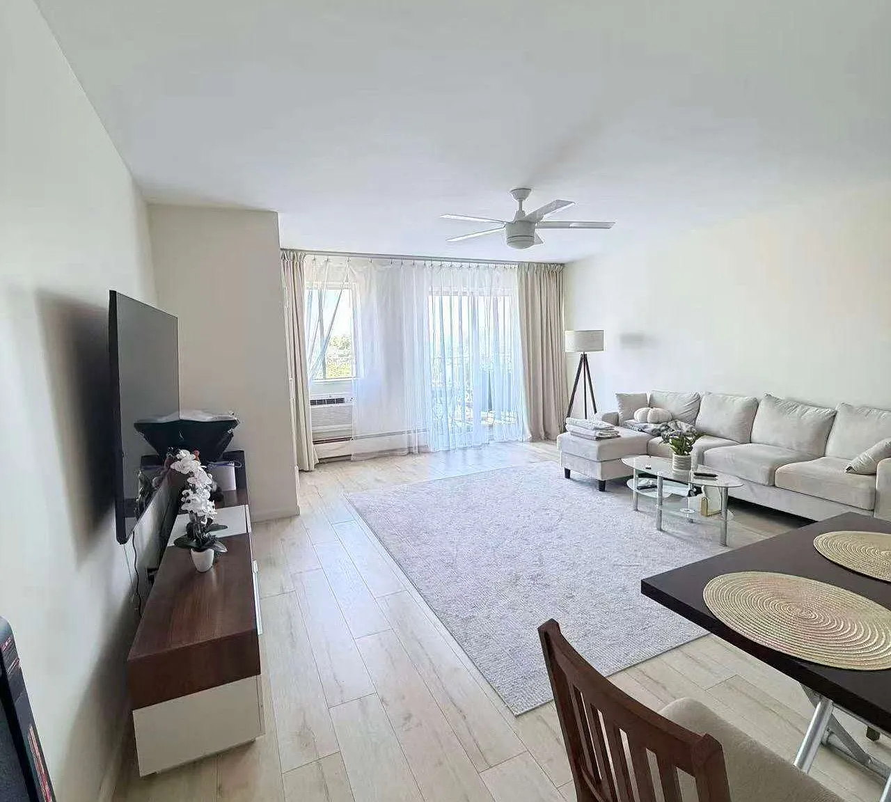 1 bed, 820 sqft, $2,000 — Photo 2