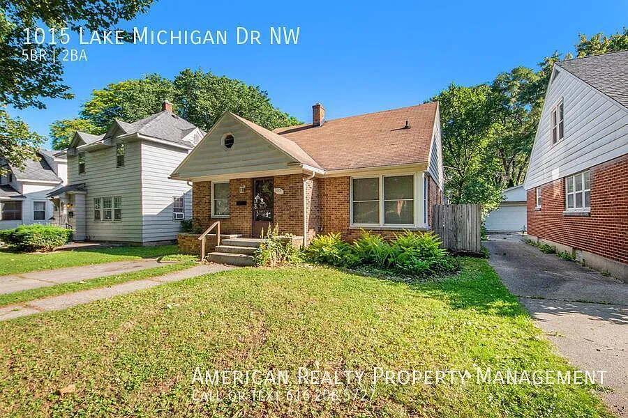 1015 Lake Michigan Dr NW