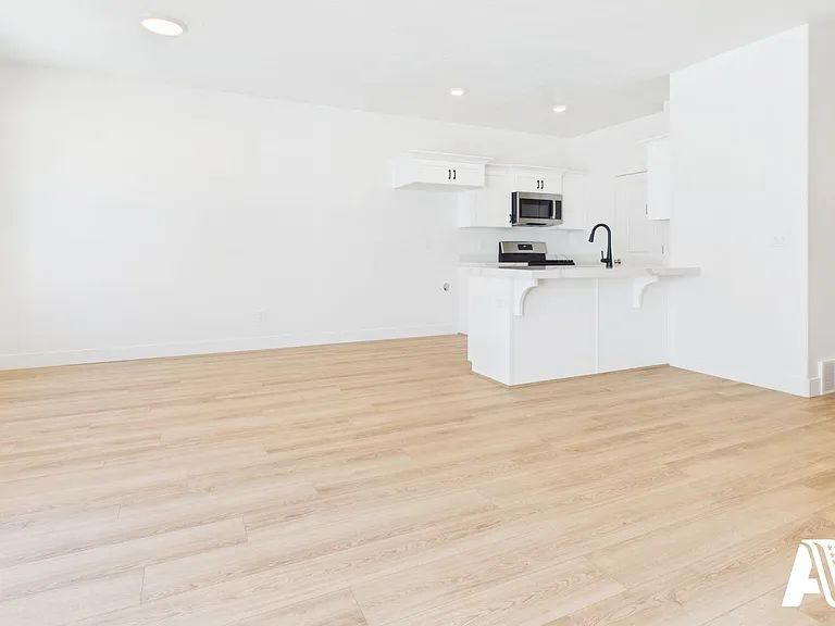 447 E 650 N — Photo 26